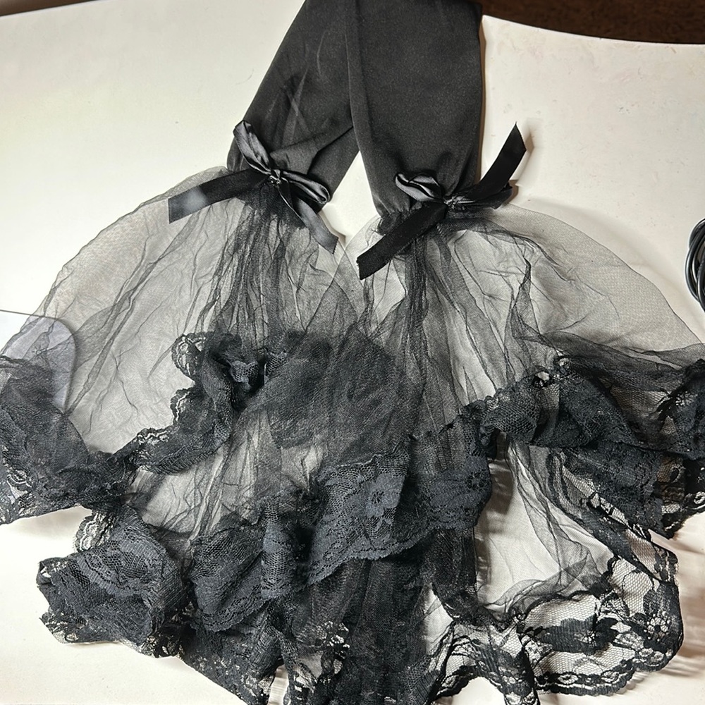 elbow length lace bell gloves